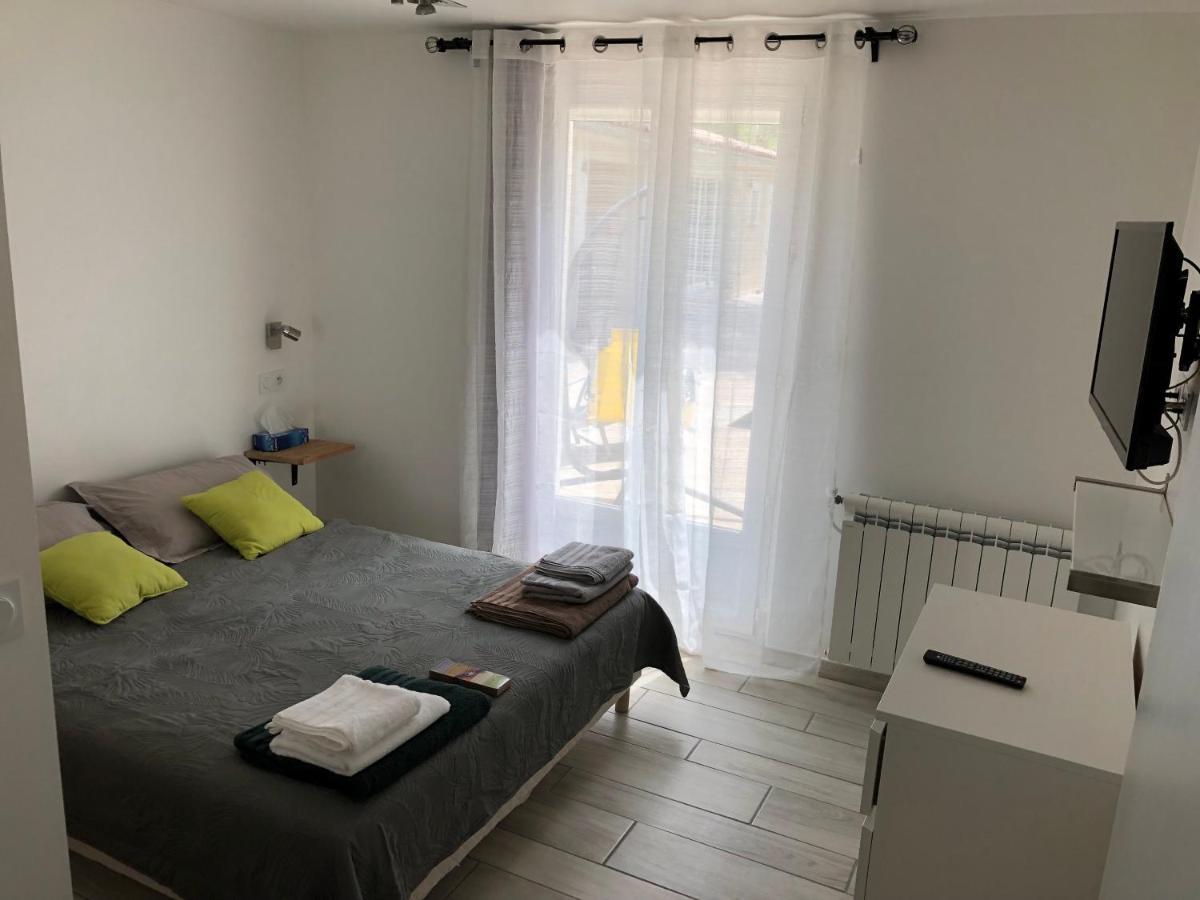Au Milieu Des Piboules De Provence. Villa LʼIsle-sur-la-Sorgue Екстериор снимка
